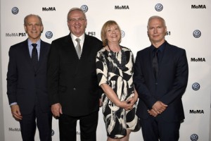 Glenn Lowry (American art historian and director of the Museum of Modern Art (MoMA) in New York City) , Prof. Dr. Martin Winterkorn, Wendy Woon (Education Director of The Museum of Modern Art, New York) , Klaus Biesenbach (Director, MoMA PS1 & Chief Curator at Large, The Museum of Modern Art, New York)(Vorstandsvorsitzender der Volkswagen AG) im Sculpture Garden des MoMA Gala Abend zugunsten des MoMa PS1 im Museum of Modern Art  in New York am 25.06.2015 (c.)Volkswagen