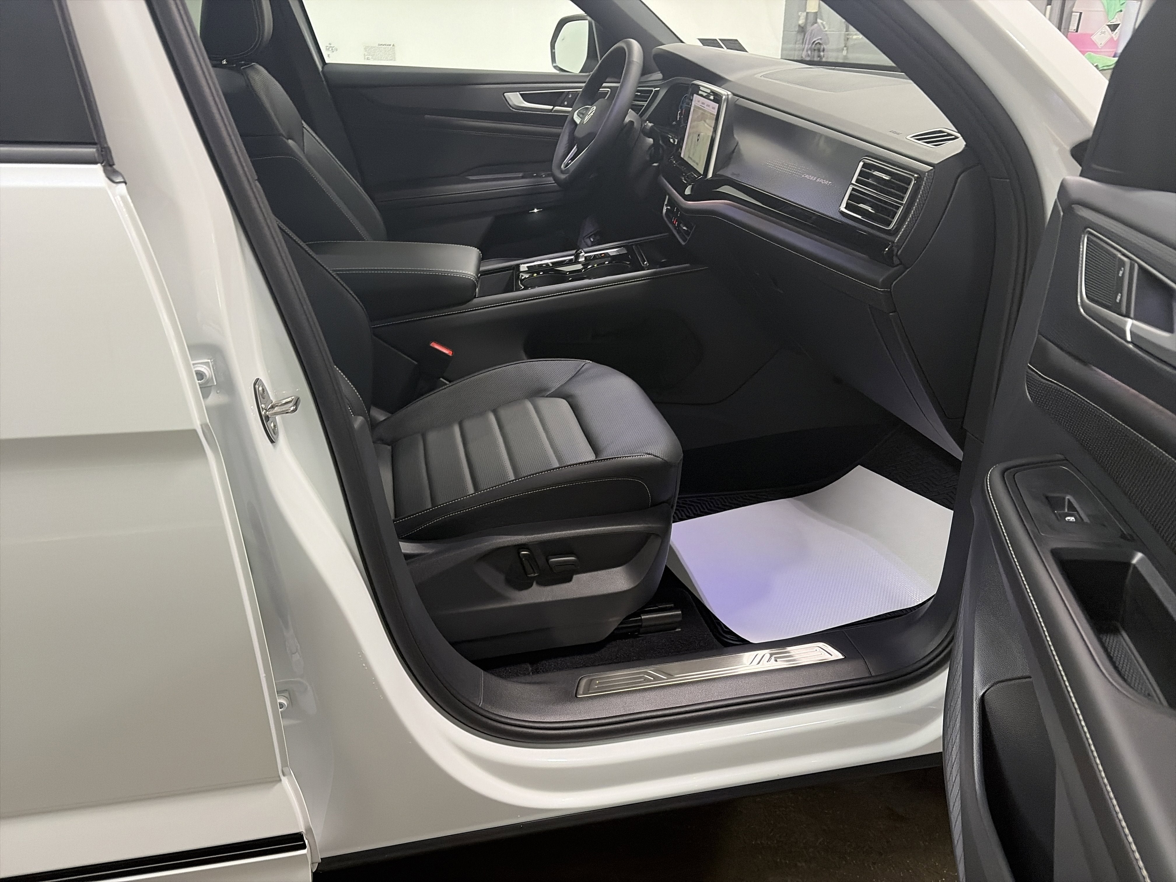 2026 Volkswagen Atlas Cross Sport 2.0T SEL R-Line Black