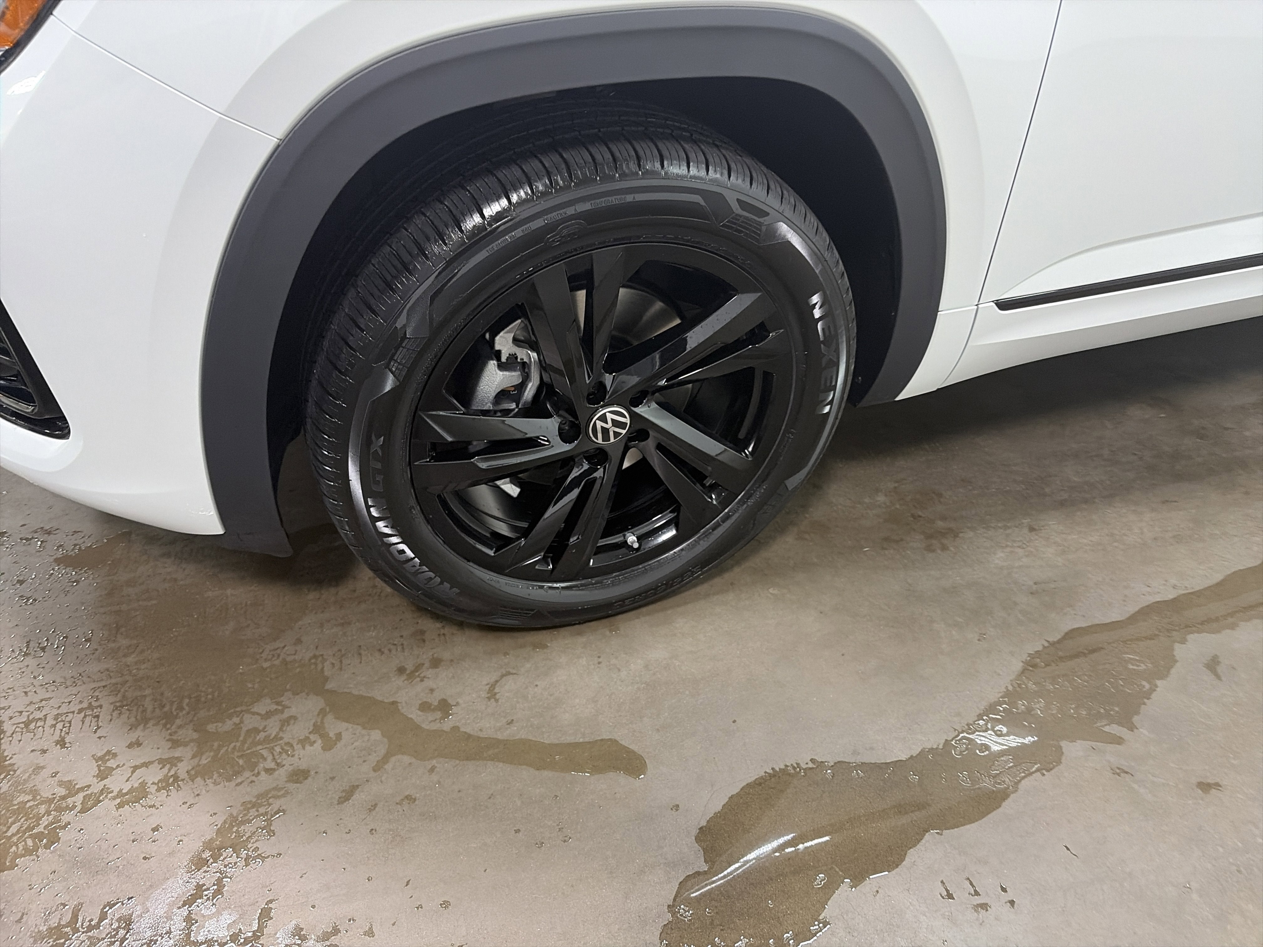 2026 Volkswagen Atlas Cross Sport 2.0T SEL R-Line Black