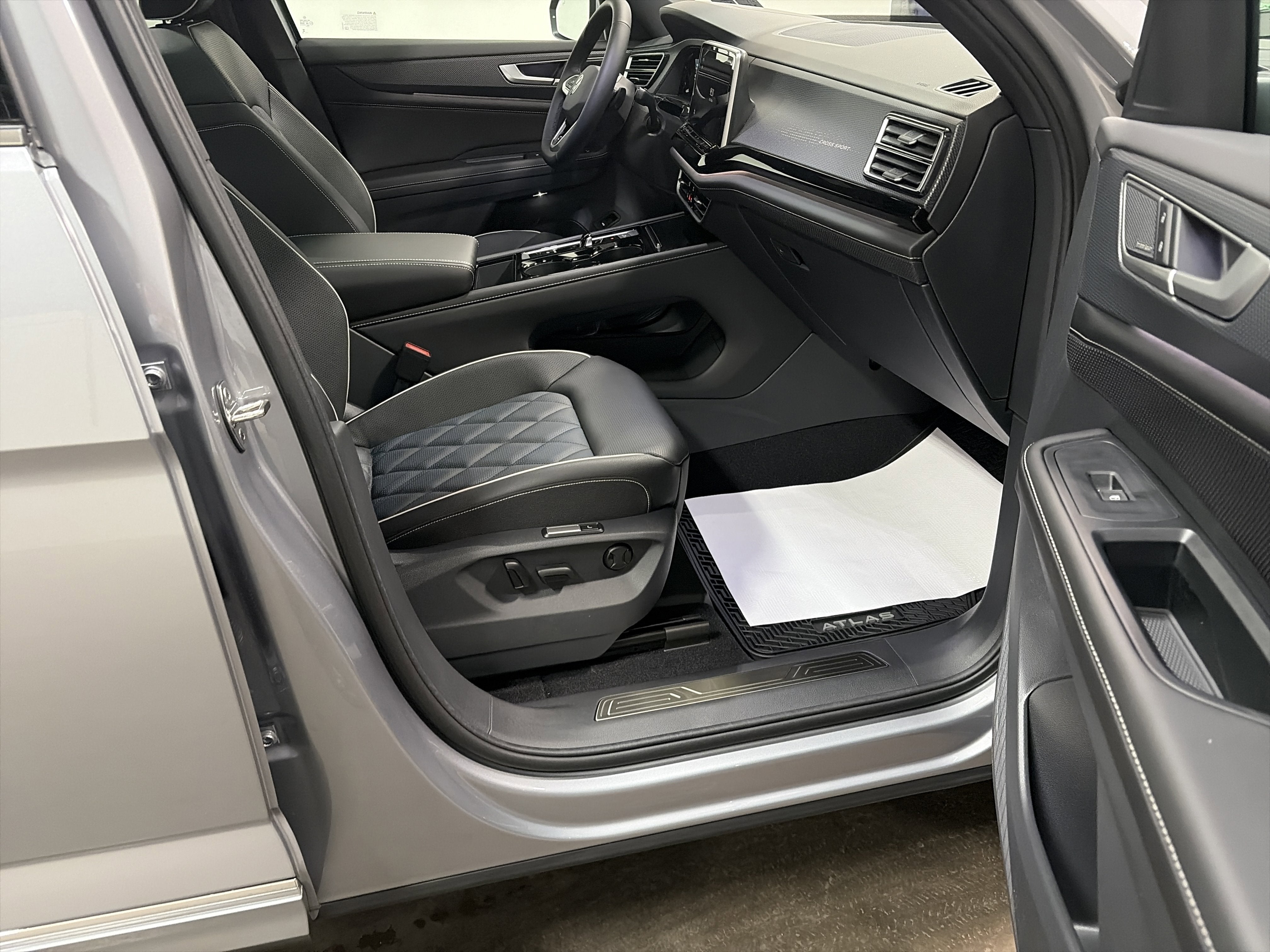 2026 Volkswagen Atlas Cross Sport 2.0T SEL Premium R-Line