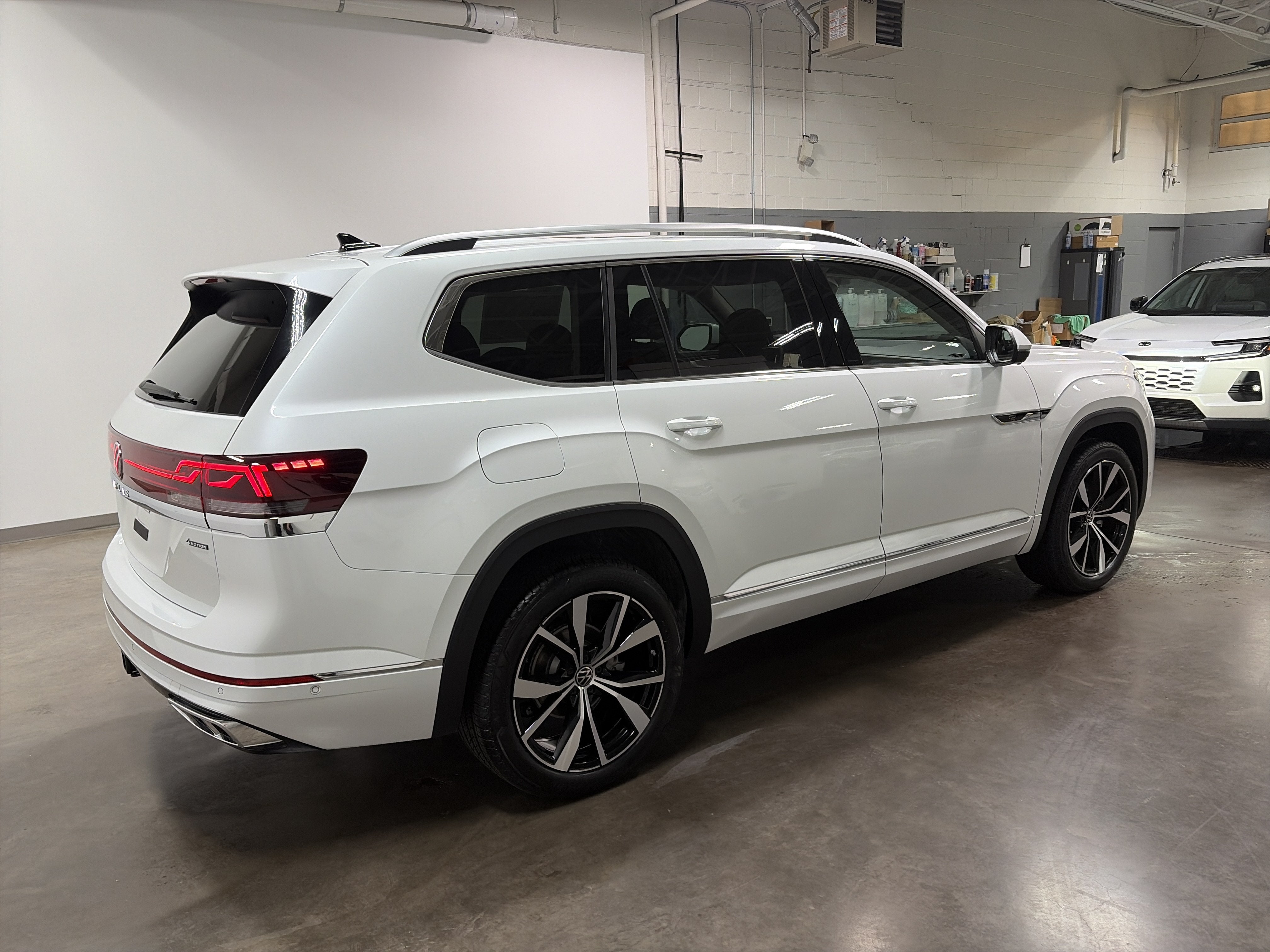 2026 Volkswagen Atlas 2.0T SEL Premium R-Line