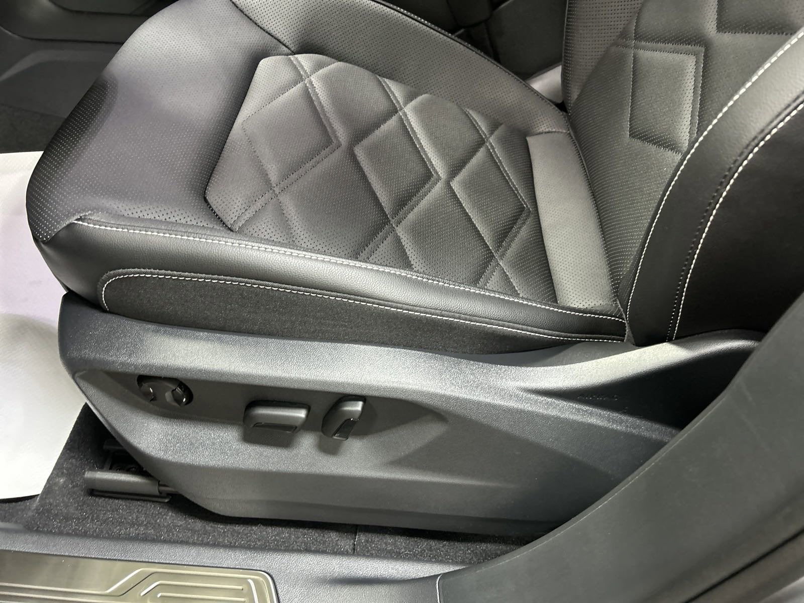 2025 Volkswagen Atlas 2.0T SE