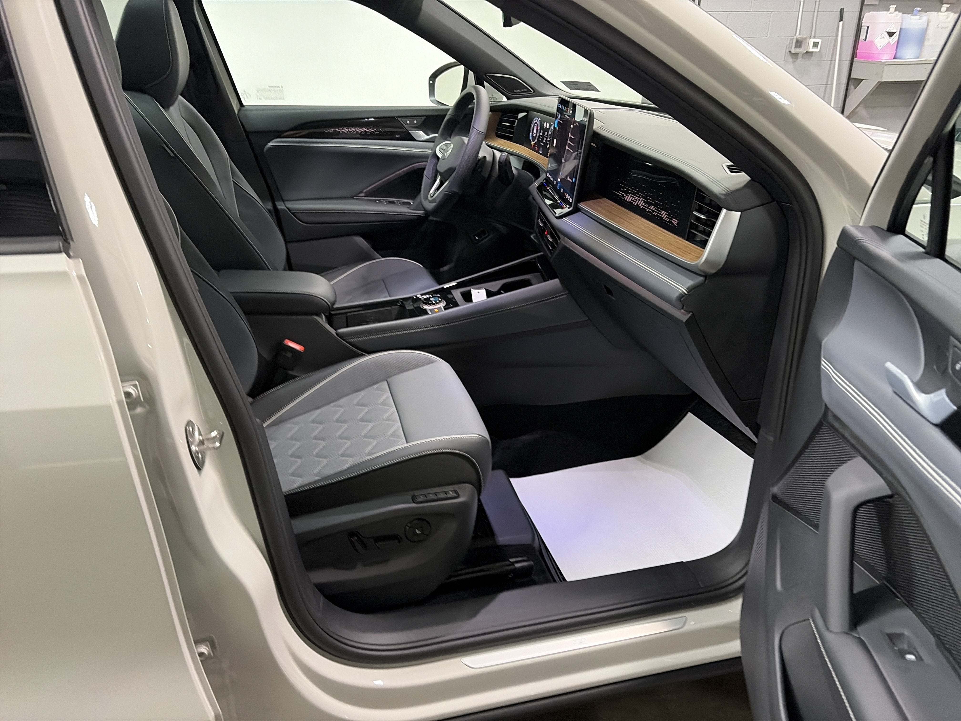 2026 Volkswagen Tiguan 2.0T SEL R-Line Turbo