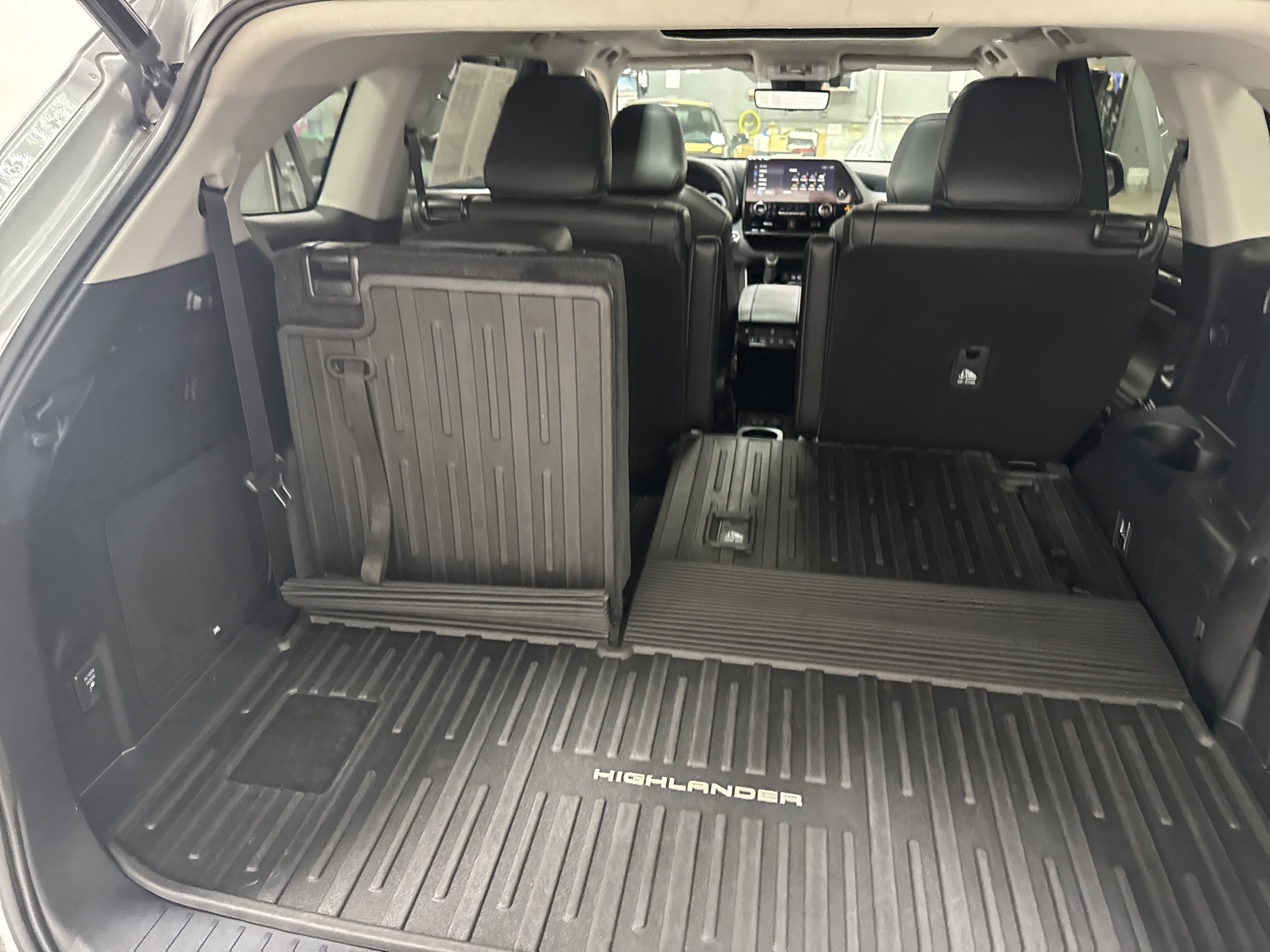 2023 Toyota Highlander Hybrid Platinum