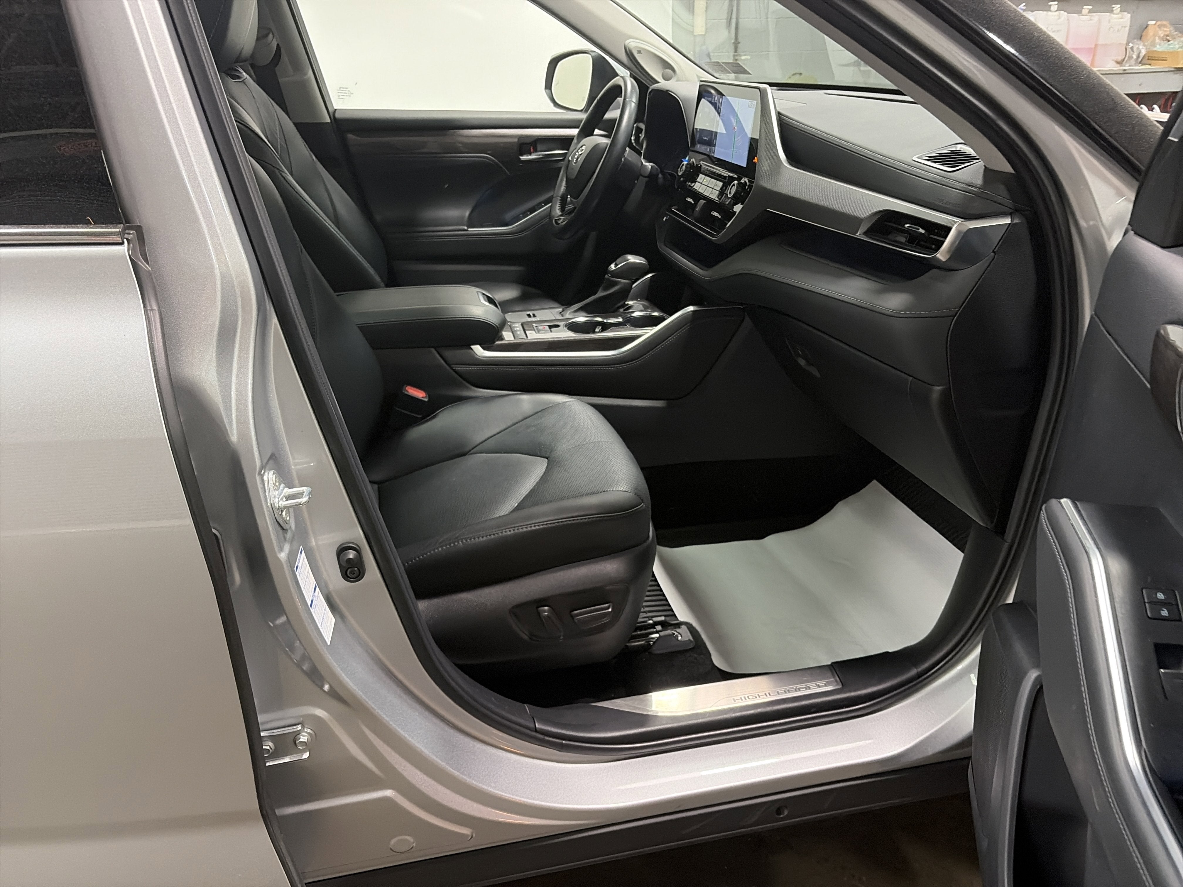 2022 Toyota Highlander Hybrid Platinum